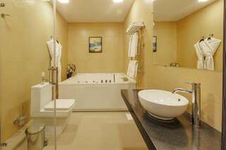 Гостиница Аквамарин Курск Люкс с кроватью размера «king-size» и гидромассажной ванной-8