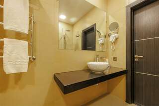 Гостиница Аквамарин Курск Люкс с кроватью размера «king-size» и гидромассажной ванной-11