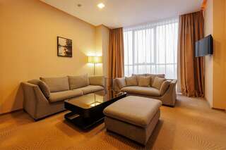 Гостиница Аквамарин Курск Люкс с кроватью размера «king-size» и гидромассажной ванной-1